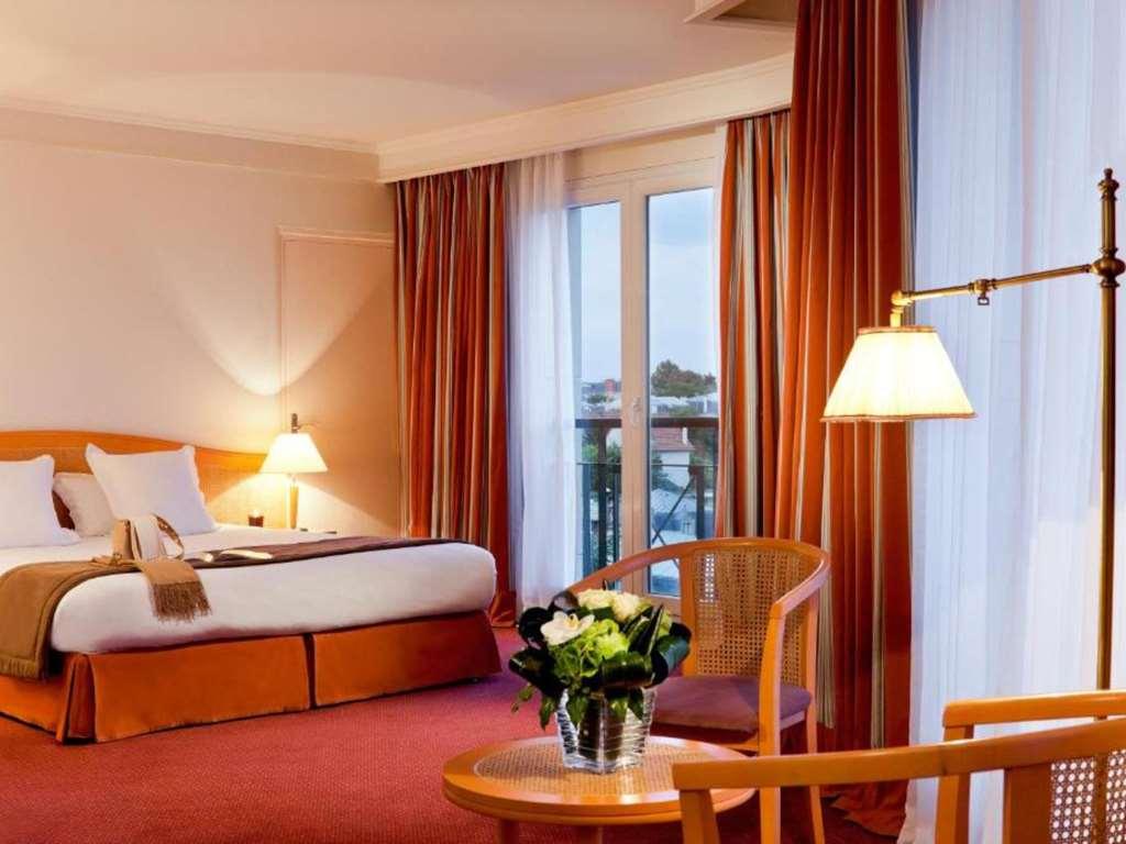 Hotel Barriere Le Grand Hotel Енгиен-ле-Бен Стая снимка